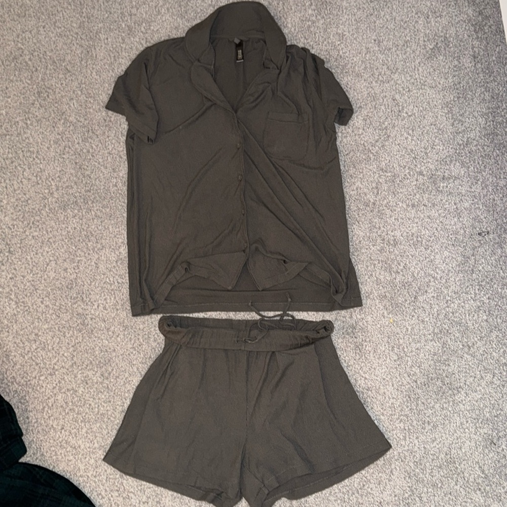 SKIMS SHORT SLEEVE BUTTON UP SET